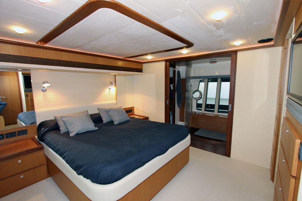 2005 FERRETTI YACHTS 731 